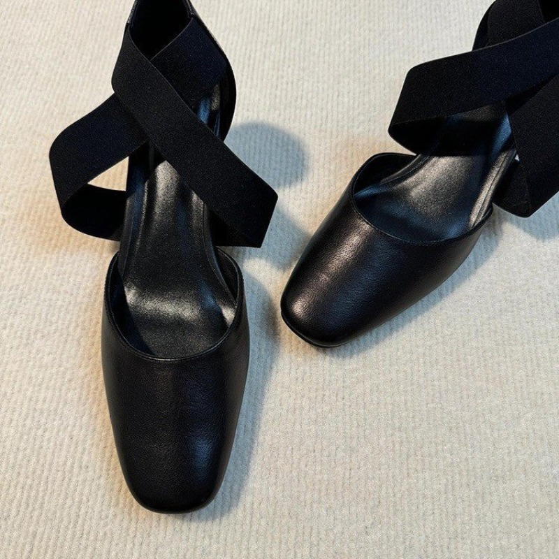 Leather Work Outfit - 여성용 크로스 스트랩 블록 힐 샌들