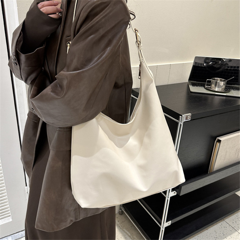 세련된 블랙 가죽 숄더 언더암 백 미니멀하고 넉넉한 공 - Leather Work Outfit 리뷰 및 가격
