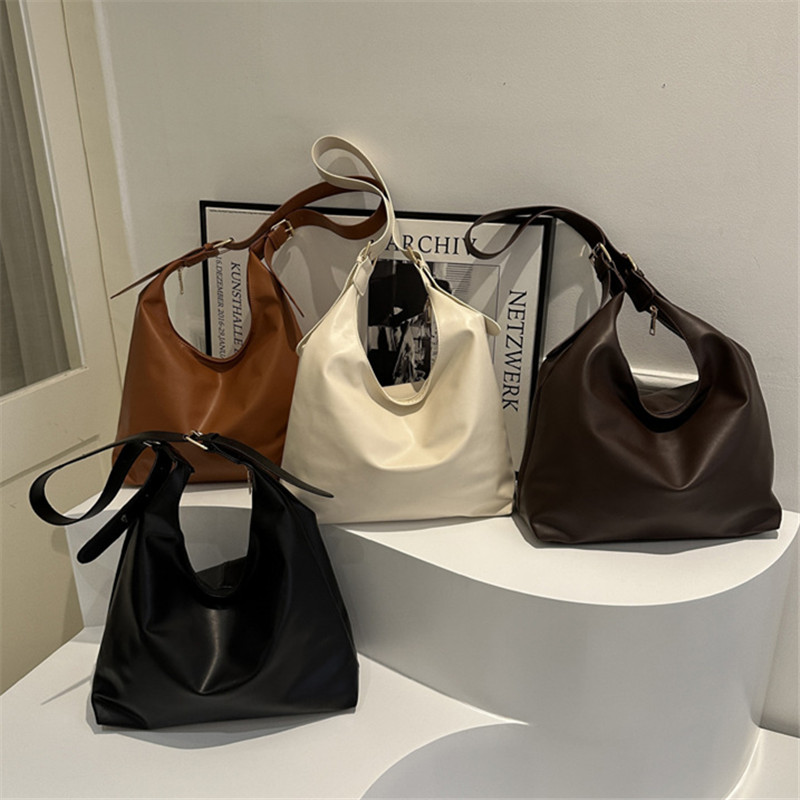 세련된 블랙 가죽 숄더 언더암 백 미니멀하고 넉넉한 공 - Leather Work Outfit 리뷰 및 가격